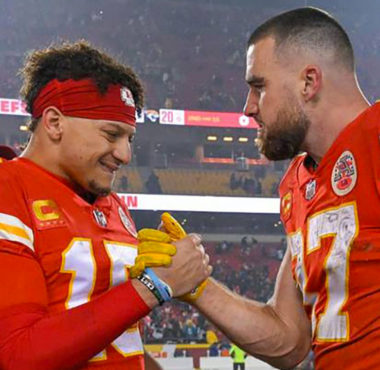 QB Patrick Mahomes (derecha), y TE Travis Kelce (izquierda), Kansas City Chiefs