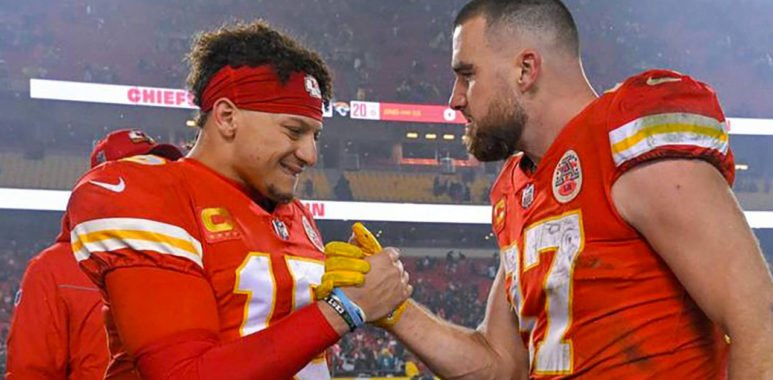 QB Patrick Mahomes (derecha), y TE Travis Kelce (izquierda), Kansas City Chiefs