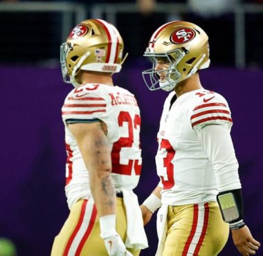 RB Christian McCaffrey (izquierda) y QB Brock Purdy (derecha), San Francisco 49ers