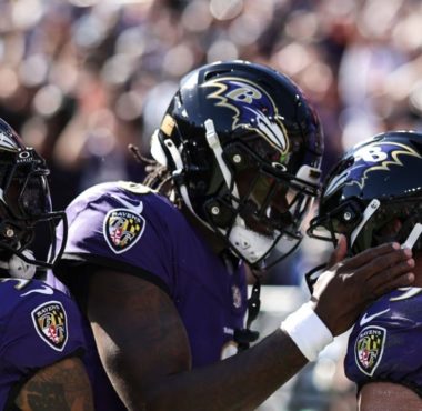 WR Odell Beckham Jr. (izquierda), QB Lamar Jackson (centro), y TE Mark Andrews (derecha), Baltimore Ravens