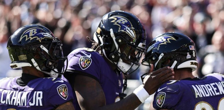 WR Odell Beckham Jr. (izquierda), QB Lamar Jackson (centro), y TE Mark Andrews (derecha), Baltimore Ravens