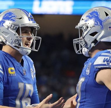 QB Jared Goff (izquierda) y TE Sam LaPorta (derecha), Detroit Lions