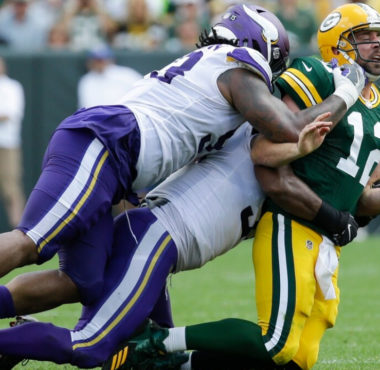 QB Aaron Rodgers siendo capturado